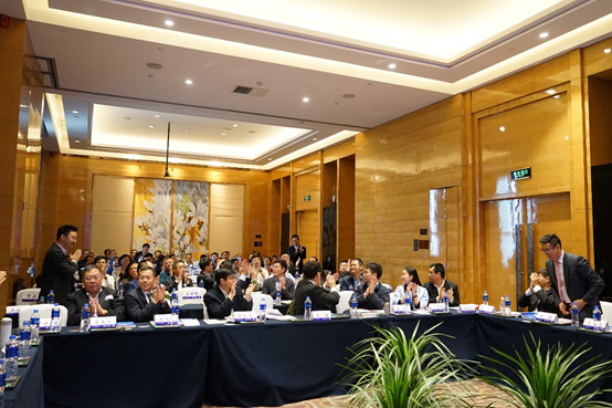 （第六工作组三位与会代表向大会致谢）.jpeg